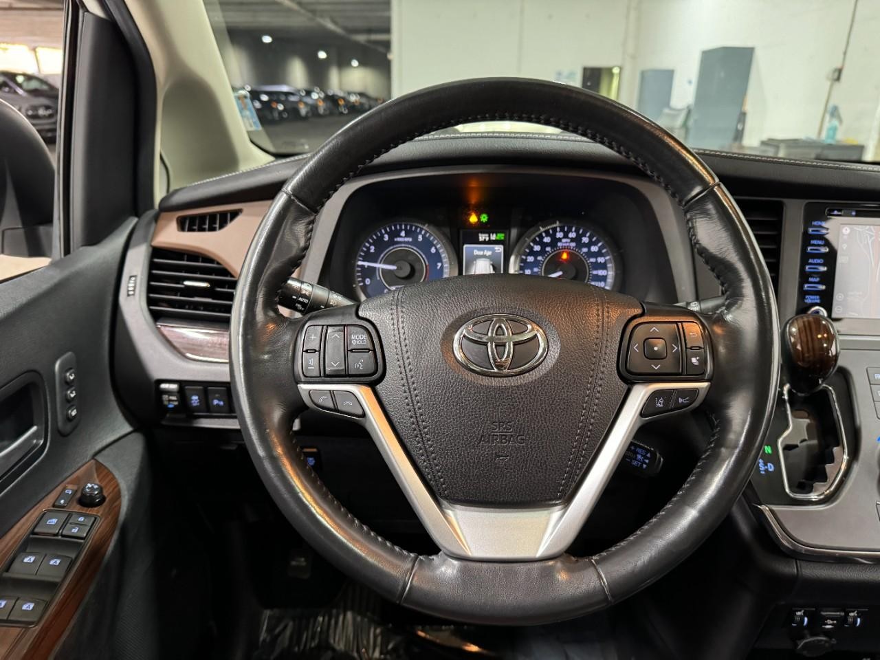 Toyota Sienna Vehicle Full-screen Gallery Image 17