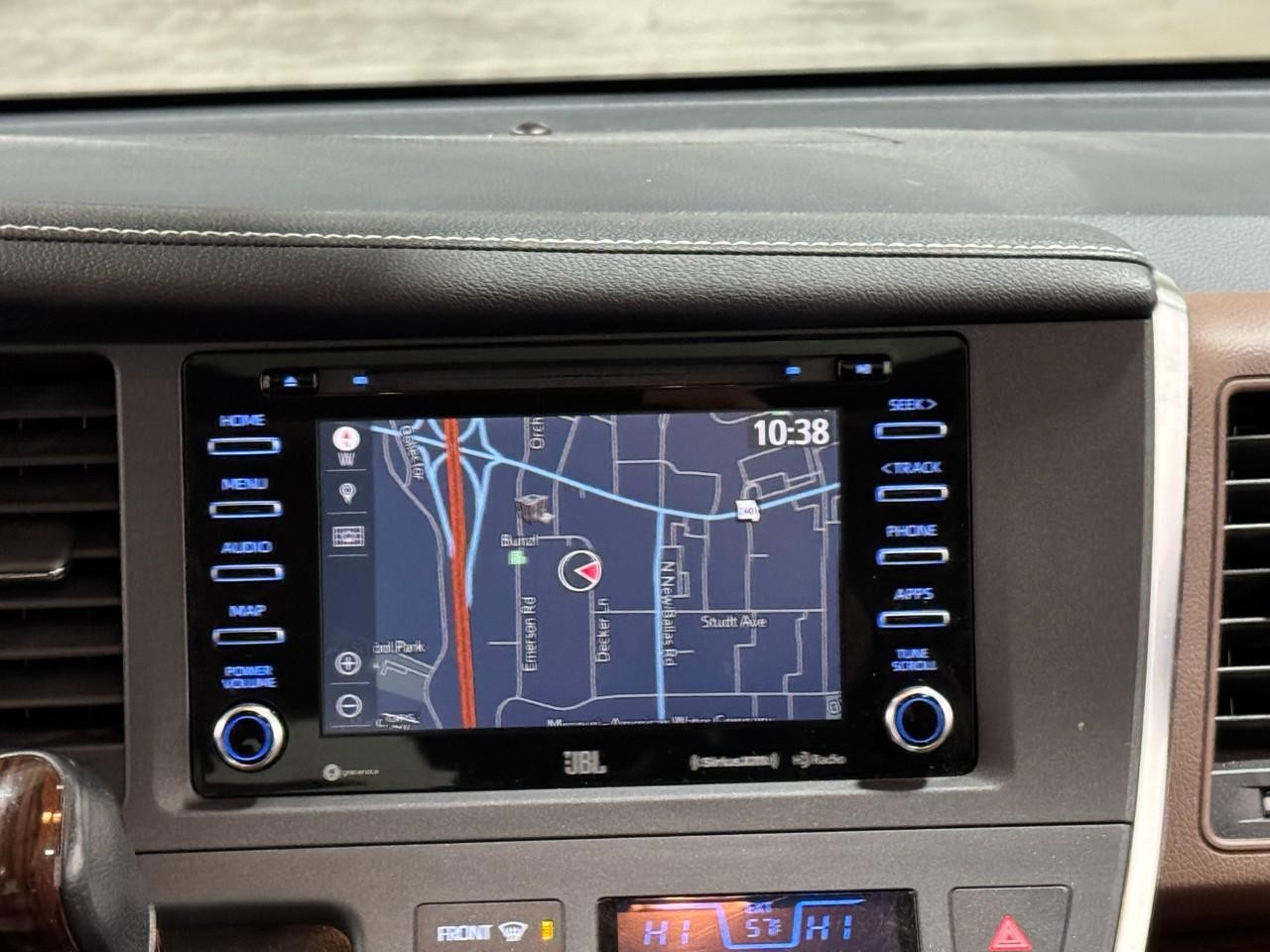 Toyota Sienna Vehicle Full-screen Gallery Image 18