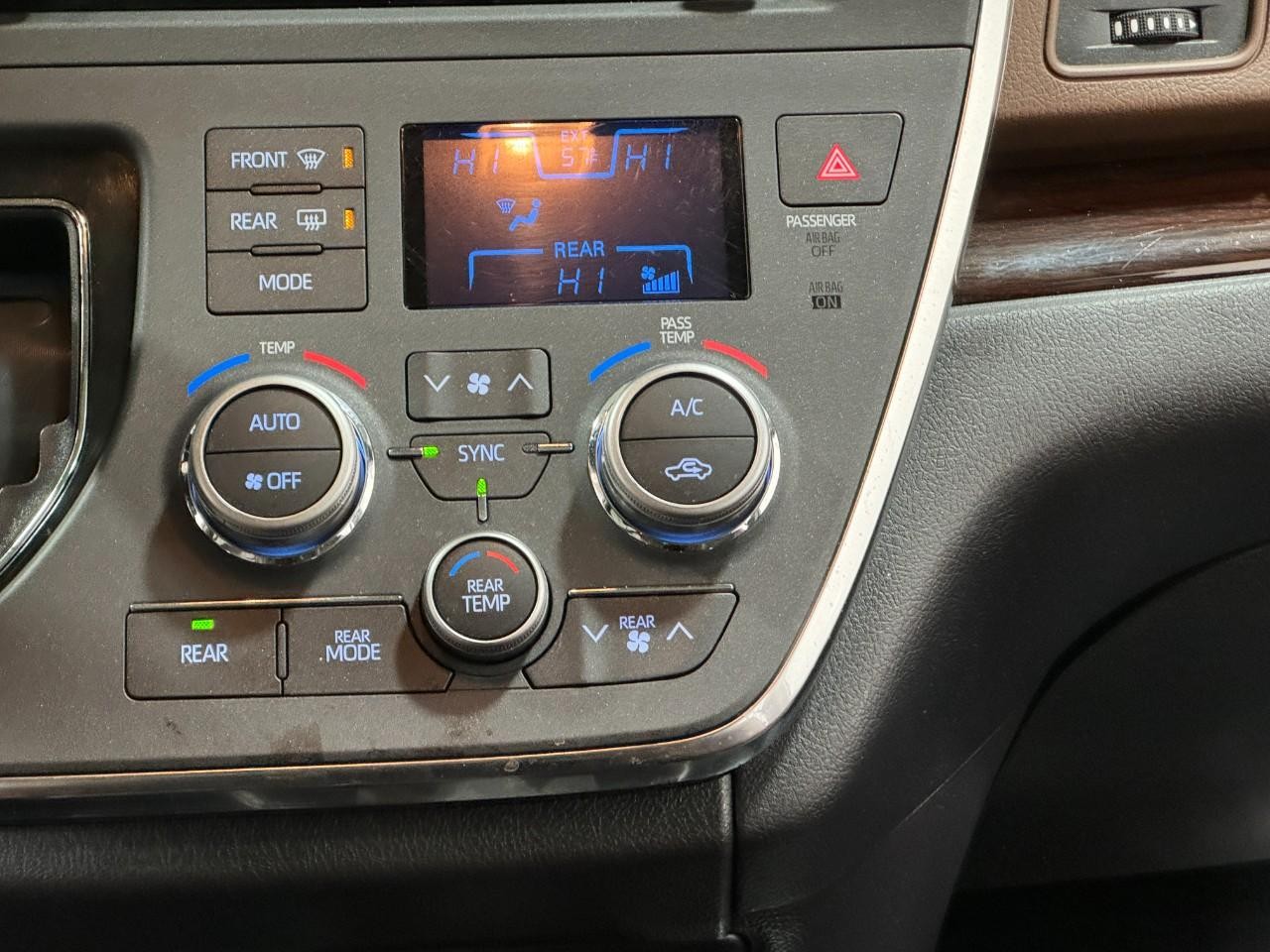 Toyota Sienna Vehicle Full-screen Gallery Image 19