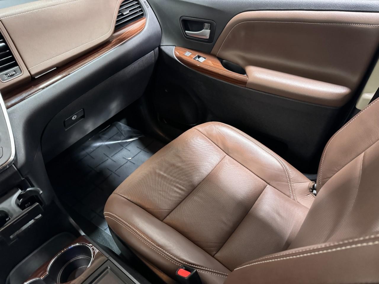 Toyota Sienna Vehicle Full-screen Gallery Image 21