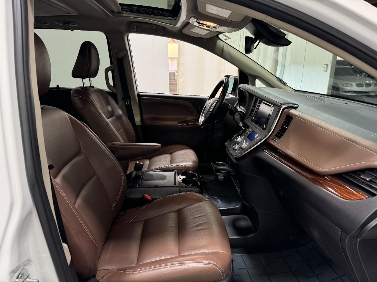 Toyota Sienna Vehicle Full-screen Gallery Image 22