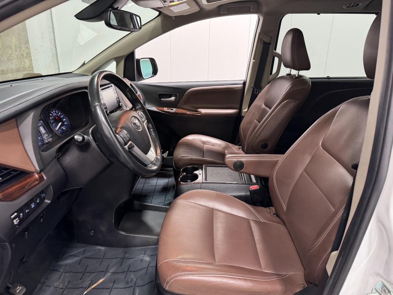 Toyota Sienna Vehicle Full-screen Gallery Image 29