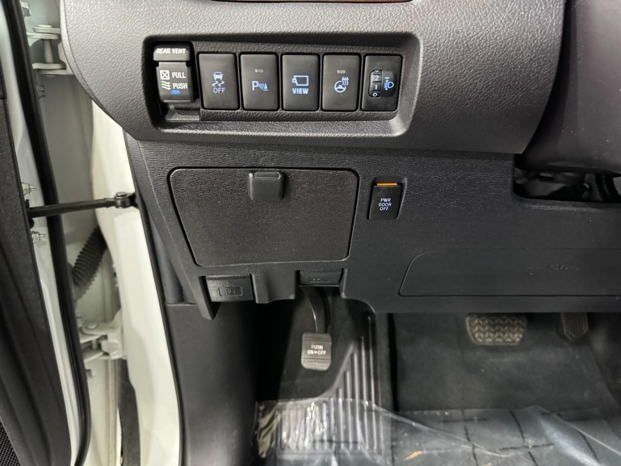 Toyota Sienna Vehicle Full-screen Gallery Image 32