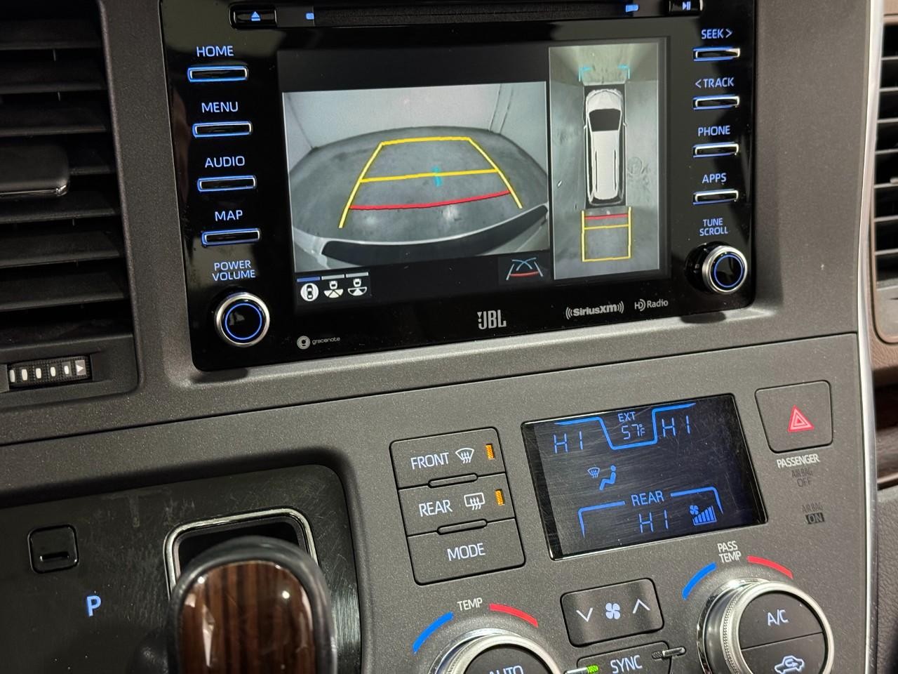 Toyota Sienna Vehicle Full-screen Gallery Image 36