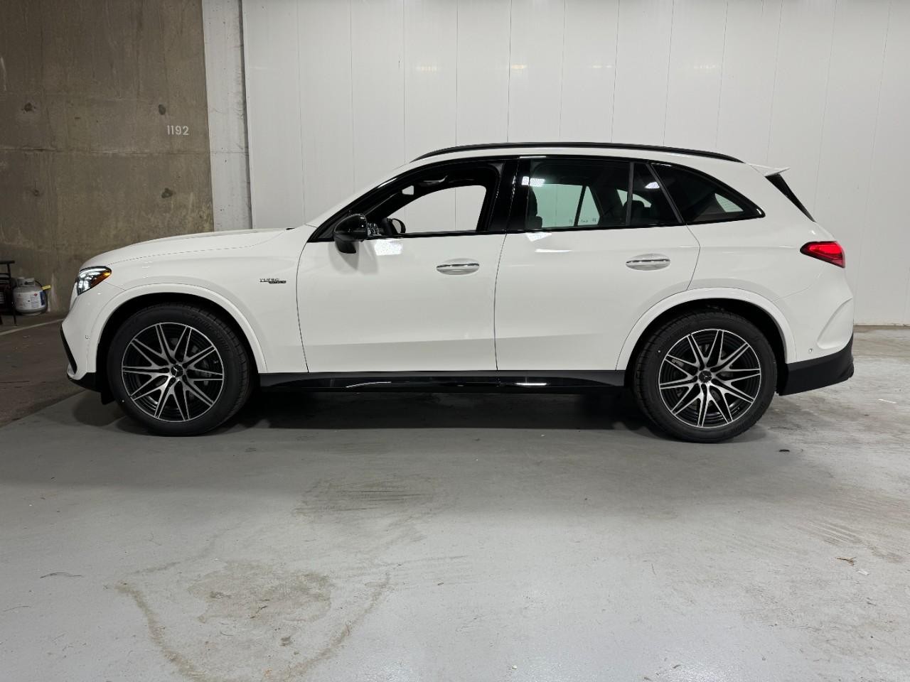 Mercedes-Benz GLC Vehicle Full-screen Gallery Image 2