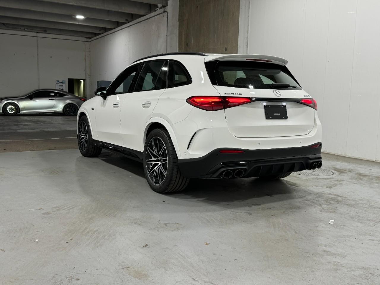 Mercedes-Benz GLC Vehicle Full-screen Gallery Image 3