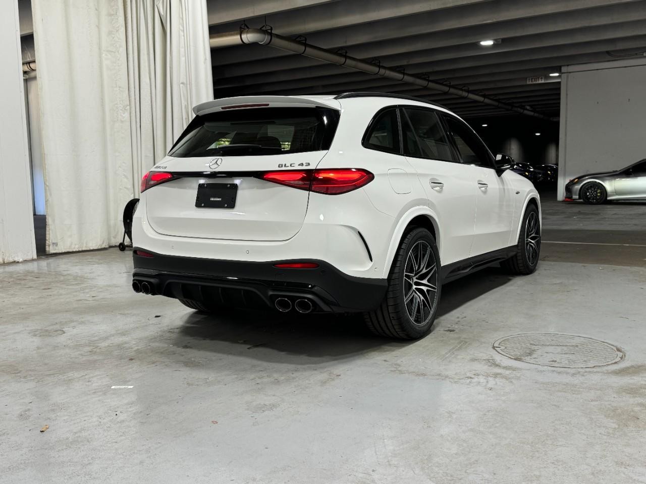 Mercedes-Benz GLC Vehicle Full-screen Gallery Image 4