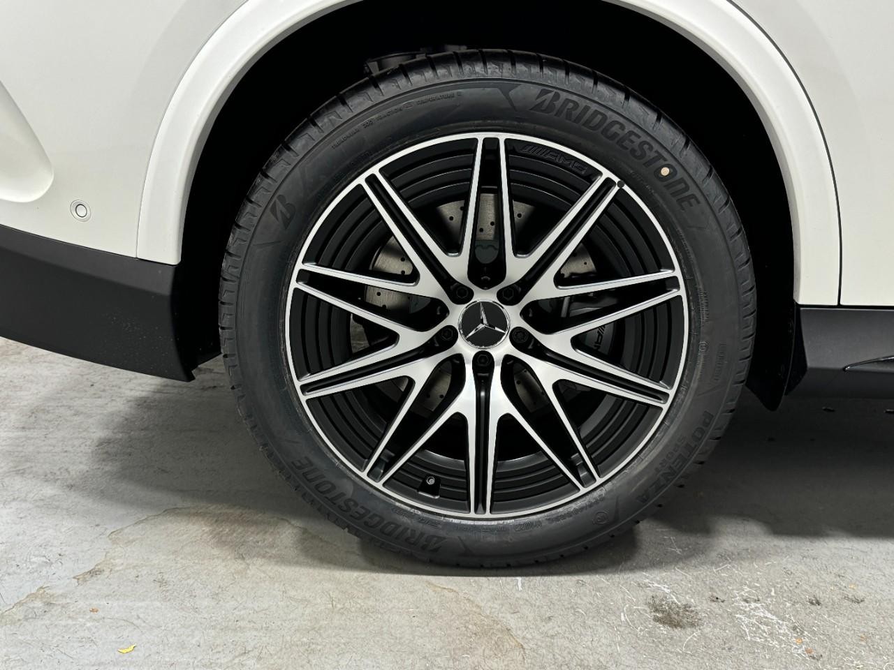 Mercedes-Benz GLC Vehicle Full-screen Gallery Image 5