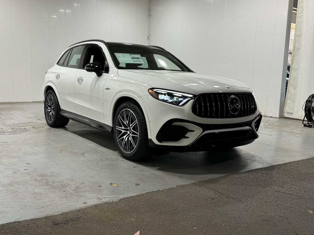 Mercedes-Benz GLC Vehicle Full-screen Gallery Image 6