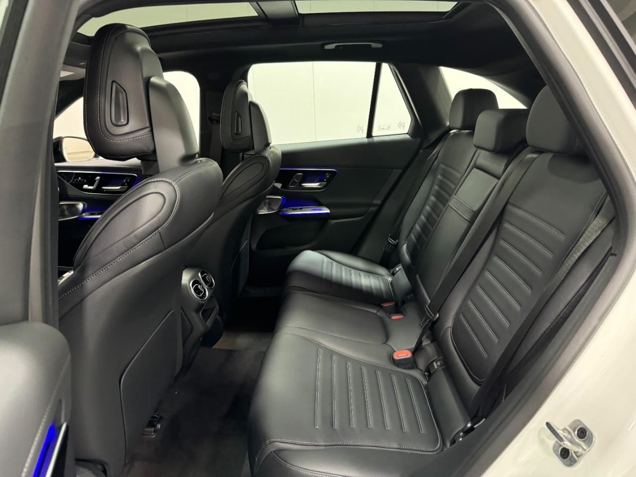 Mercedes-Benz GLC Vehicle Full-screen Gallery Image 8