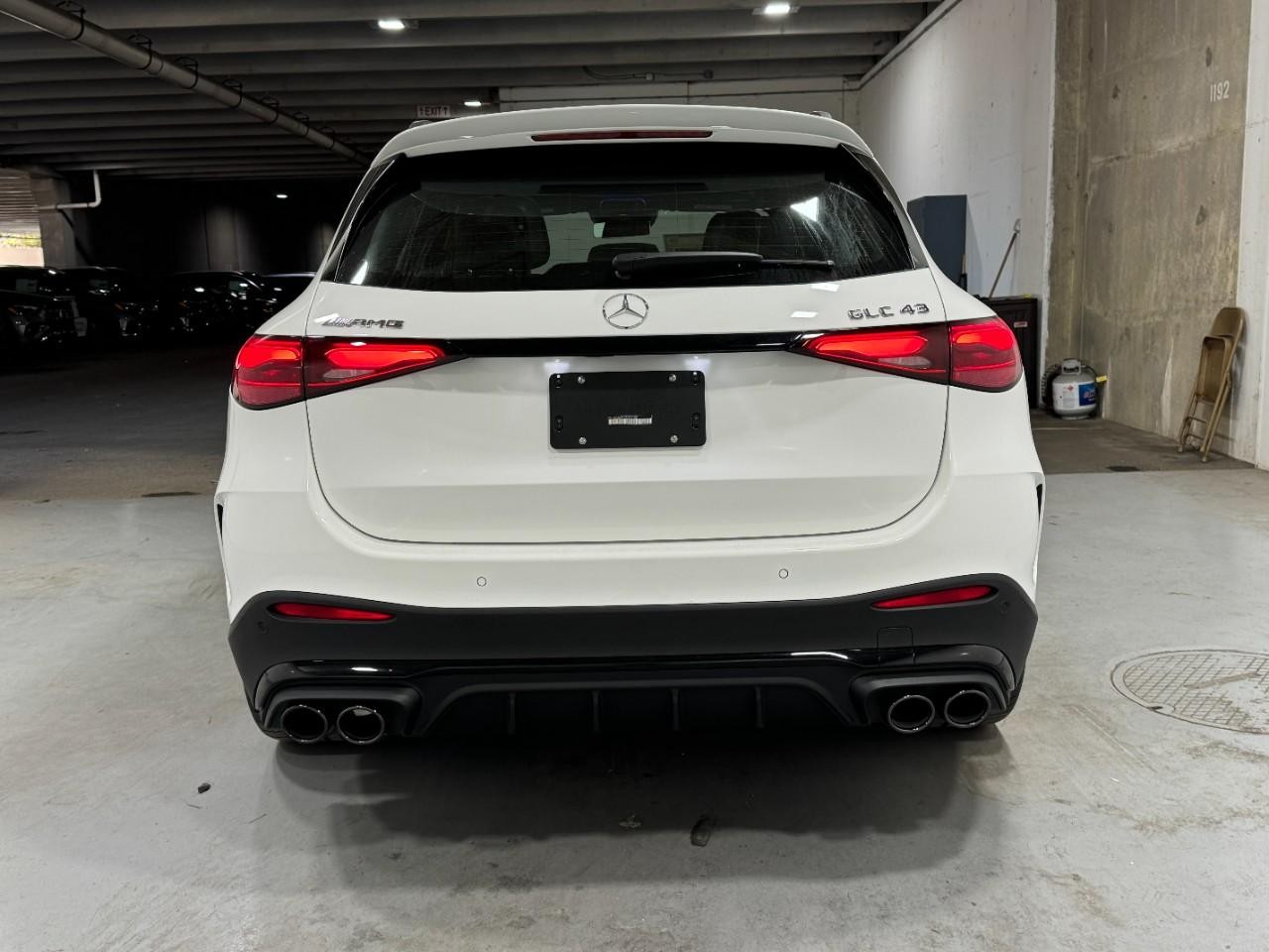 Mercedes-Benz GLC Vehicle Full-screen Gallery Image 9