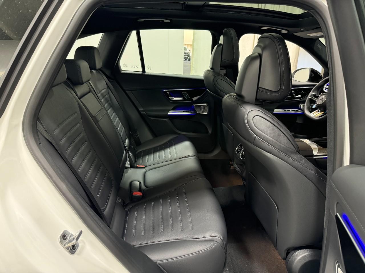 Mercedes-Benz GLC Vehicle Full-screen Gallery Image 10