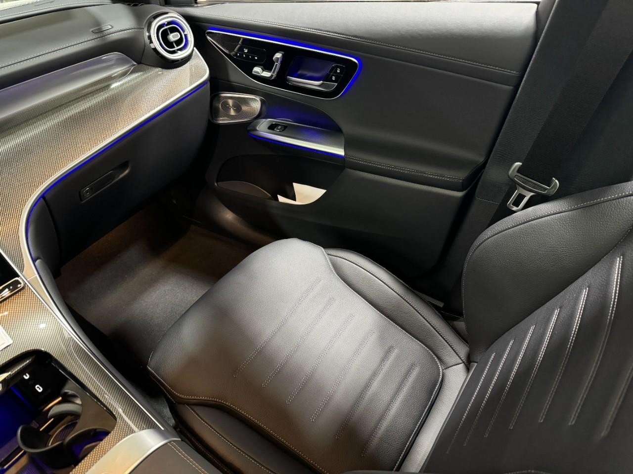 Mercedes-Benz GLC Vehicle Full-screen Gallery Image 15