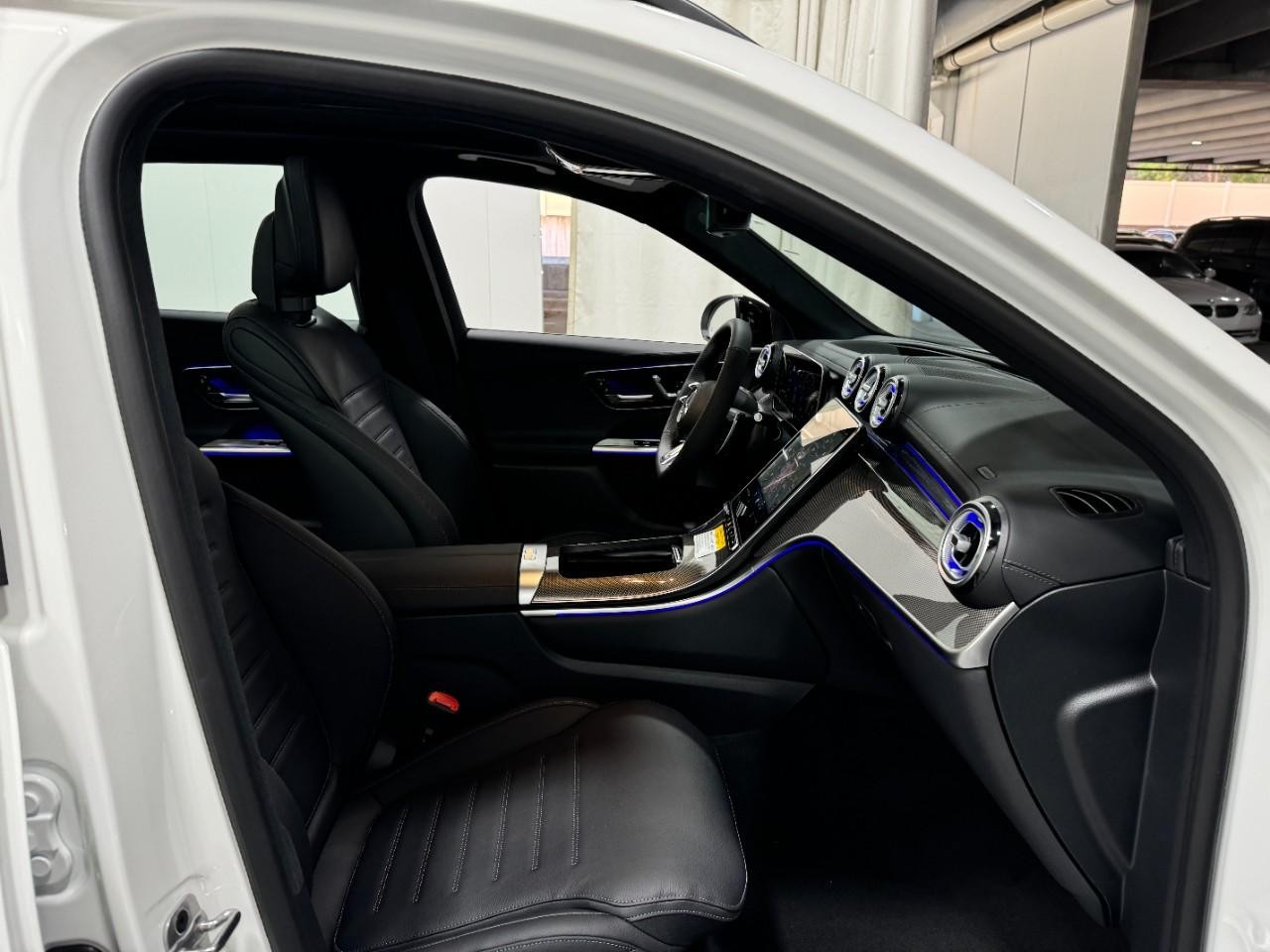 Mercedes-Benz GLC Vehicle Full-screen Gallery Image 16