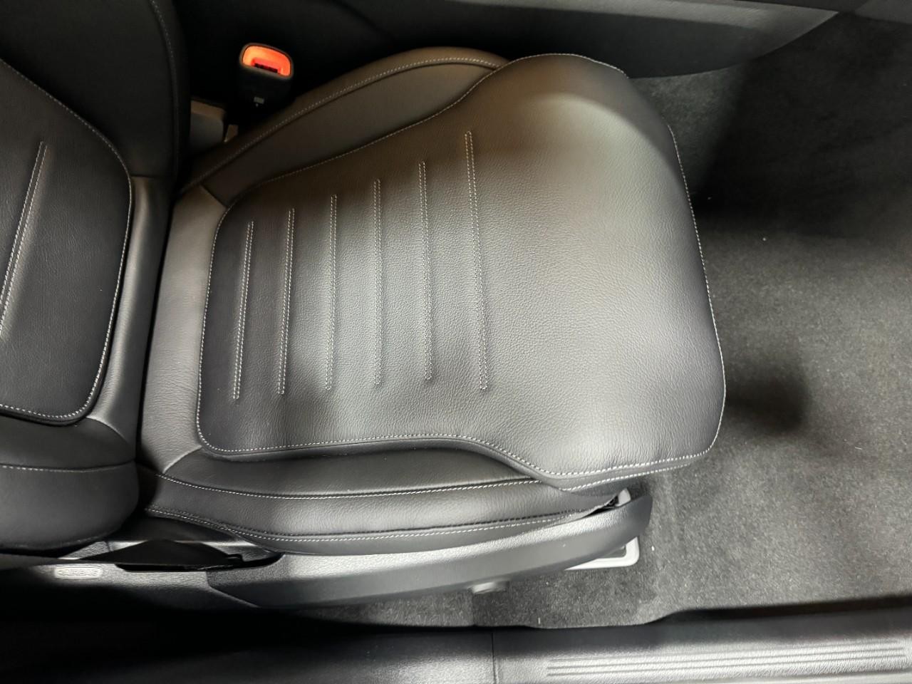 Mercedes-Benz GLC Vehicle Full-screen Gallery Image 17