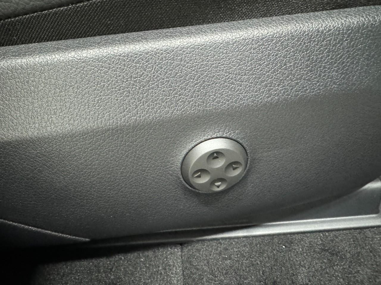 Mercedes-Benz GLC Vehicle Full-screen Gallery Image 18