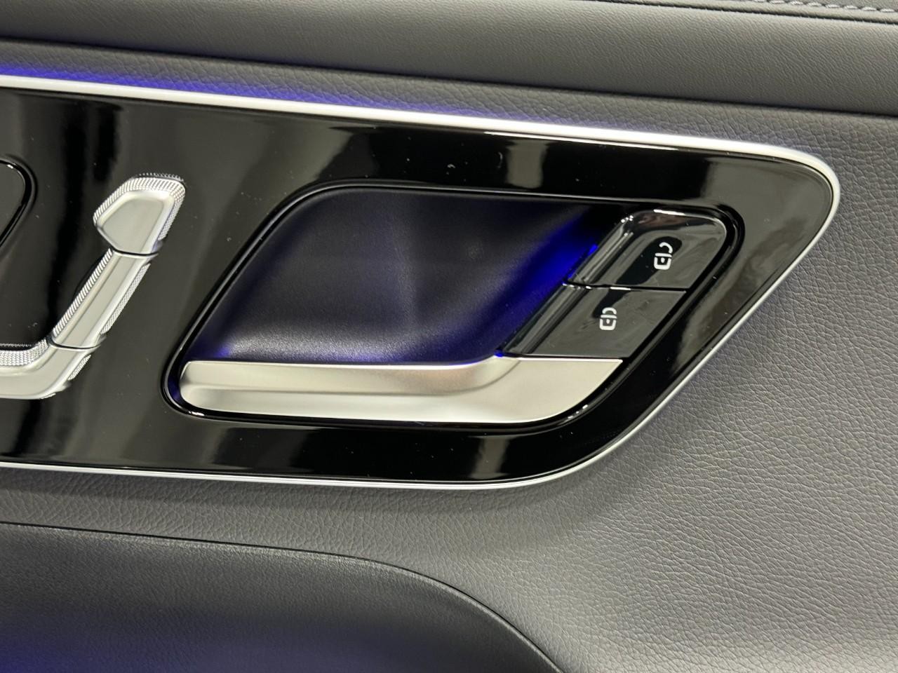 Mercedes-Benz GLC Vehicle Full-screen Gallery Image 20