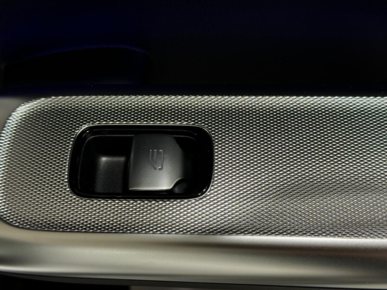 Mercedes-Benz GLC Vehicle Full-screen Gallery Image 21