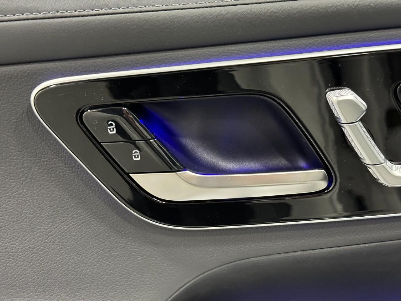 Mercedes-Benz GLC Vehicle Full-screen Gallery Image 23