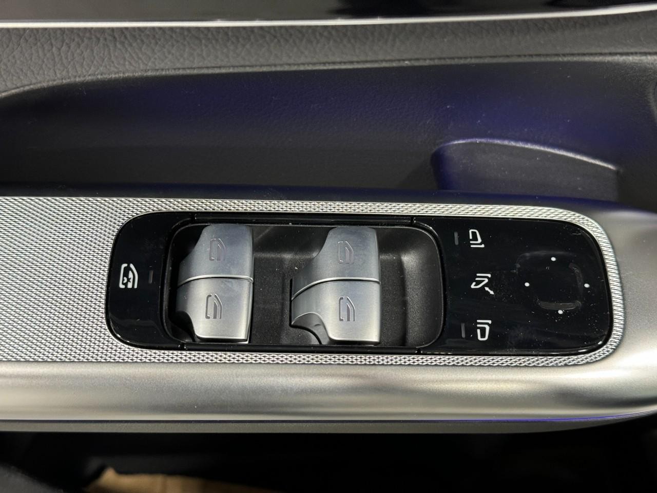 Mercedes-Benz GLC Vehicle Full-screen Gallery Image 24