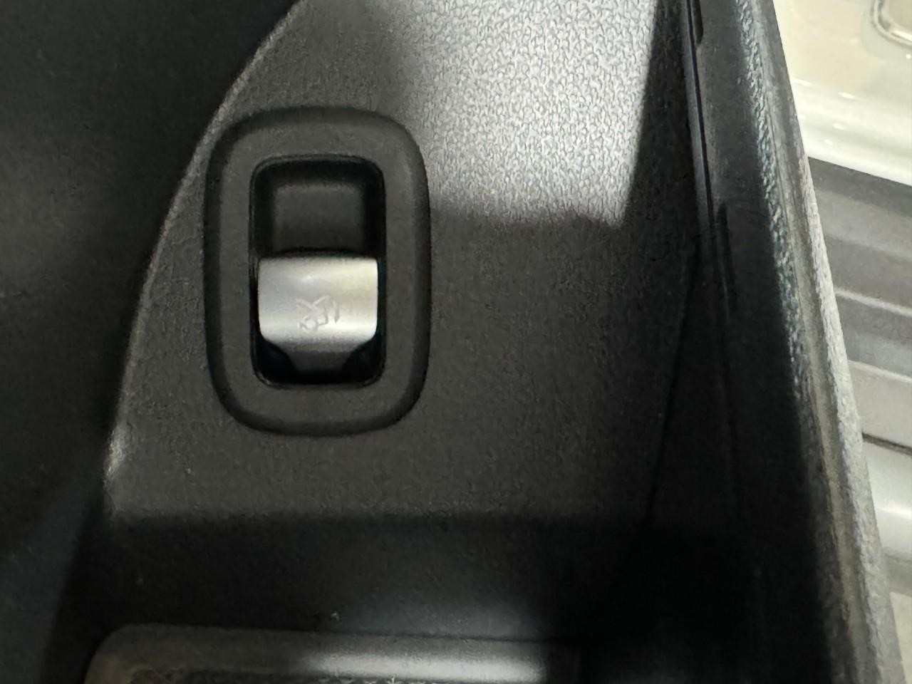 Mercedes-Benz GLC Vehicle Full-screen Gallery Image 26