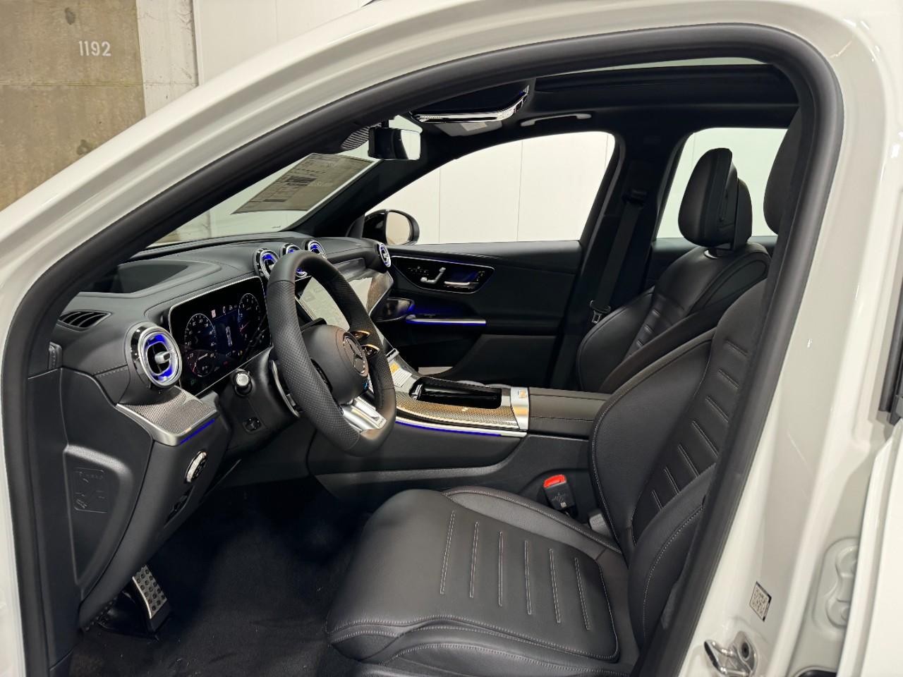 Mercedes-Benz GLC Vehicle Full-screen Gallery Image 27