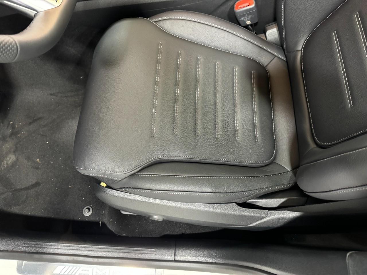 Mercedes-Benz GLC Vehicle Full-screen Gallery Image 28