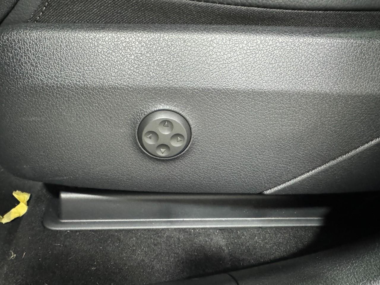 Mercedes-Benz GLC Vehicle Full-screen Gallery Image 29