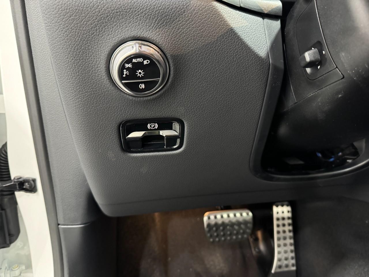 Mercedes-Benz GLC Vehicle Full-screen Gallery Image 30