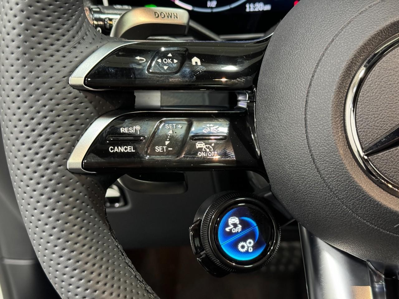 Mercedes-Benz GLC Vehicle Full-screen Gallery Image 31