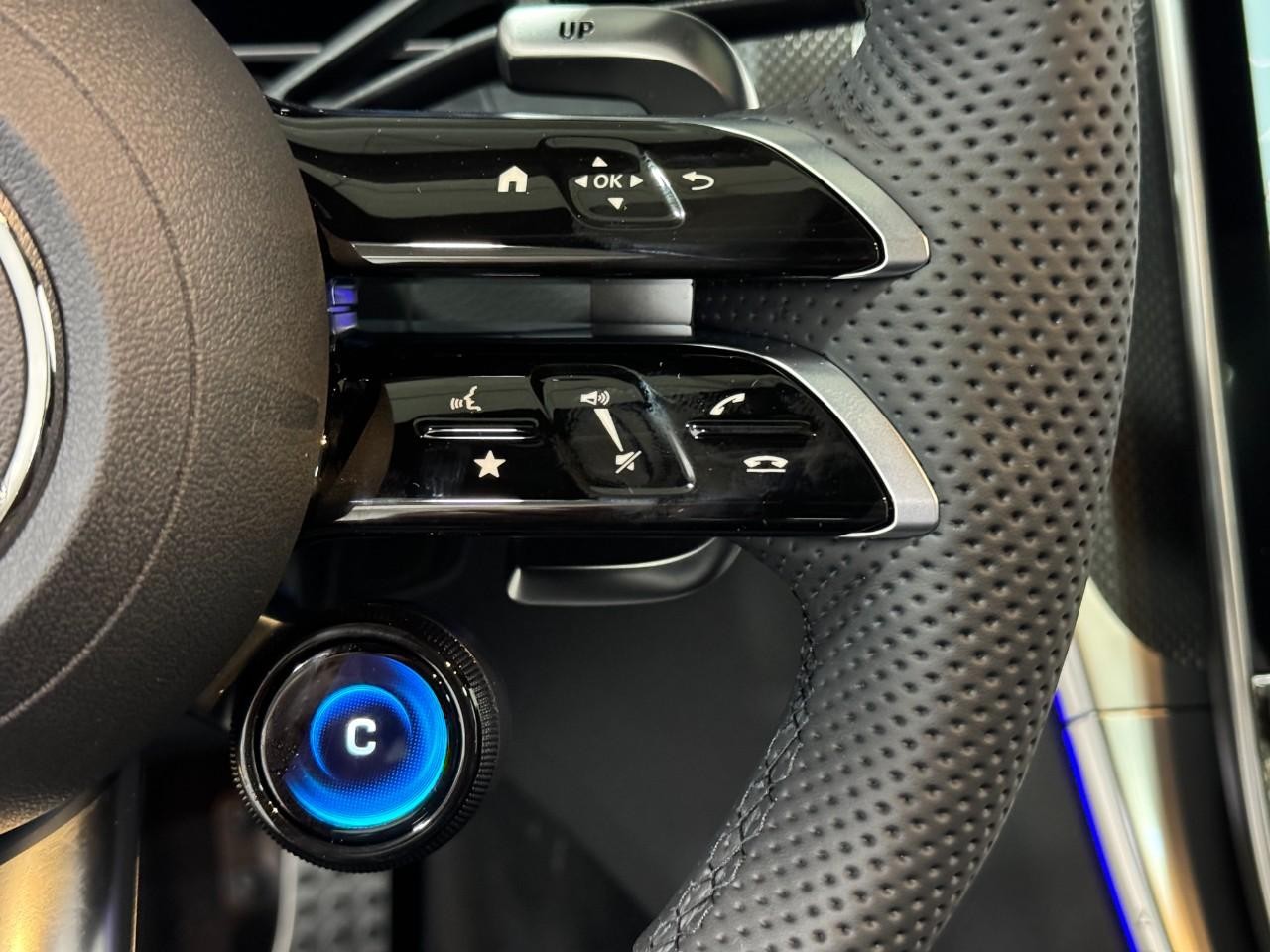 Mercedes-Benz GLC Vehicle Full-screen Gallery Image 32