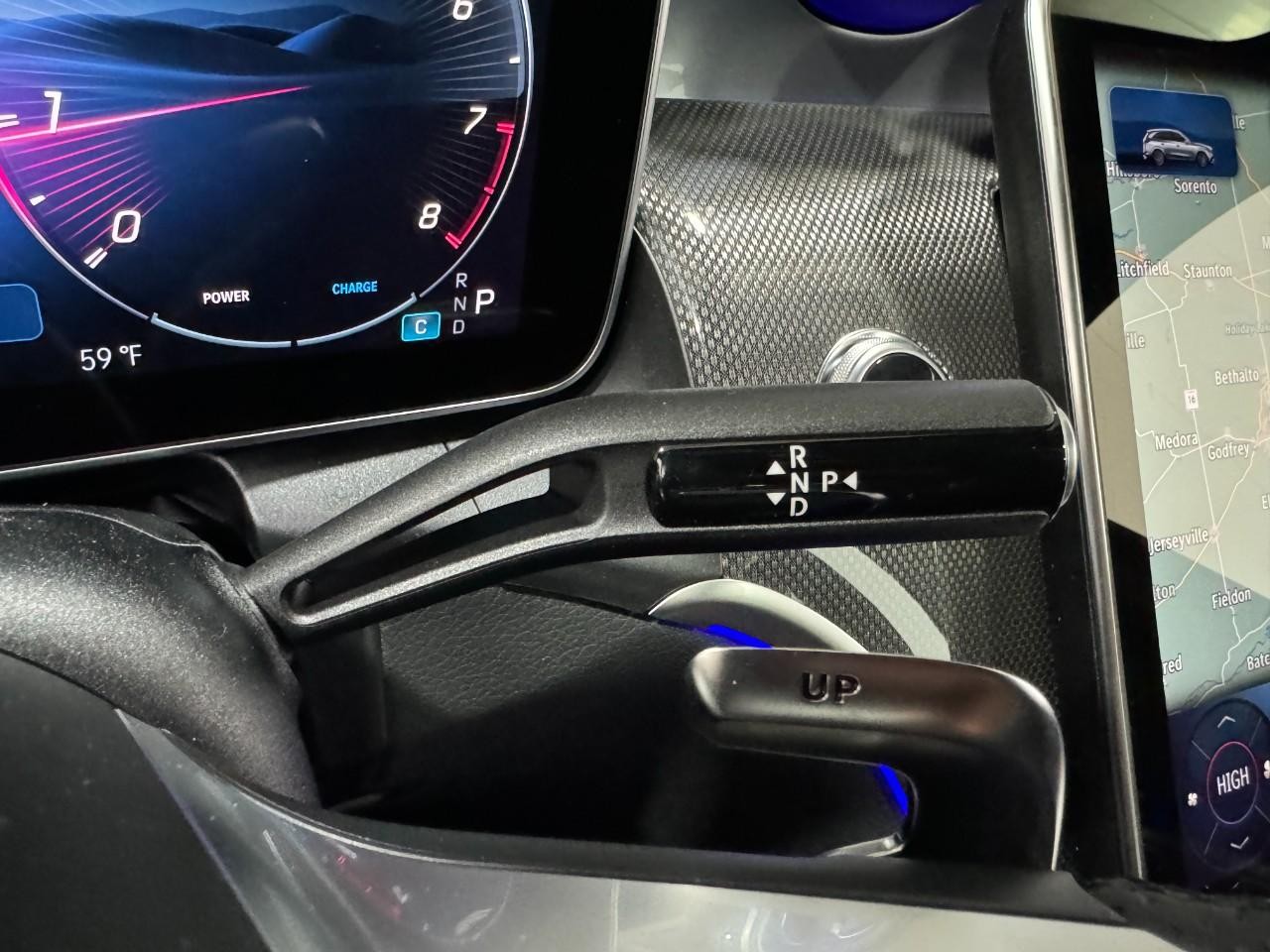 Mercedes-Benz GLC Vehicle Full-screen Gallery Image 34