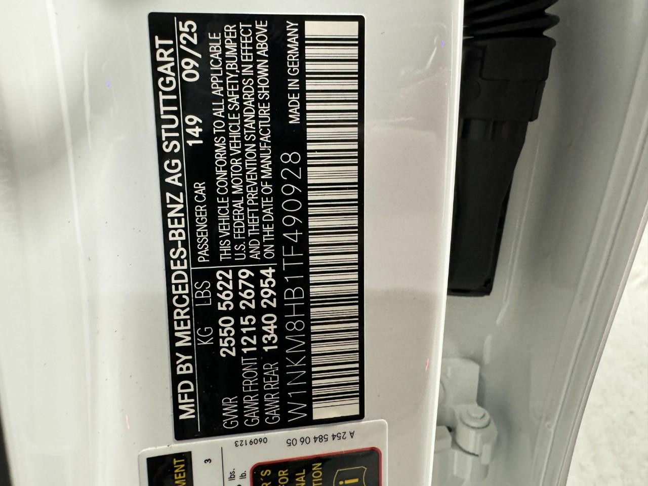 Mercedes-Benz GLC Vehicle Full-screen Gallery Image 36