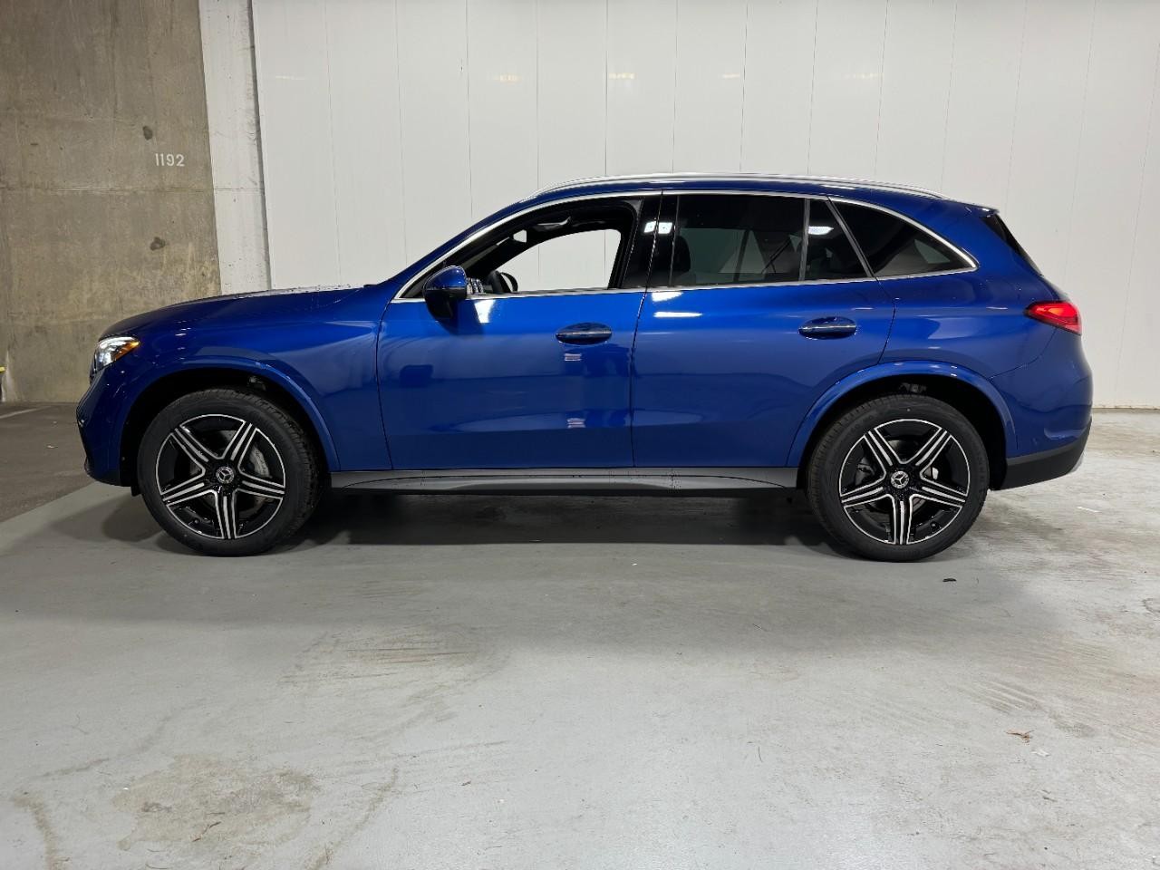 Mercedes-Benz GLC Vehicle Full-screen Gallery Image 2