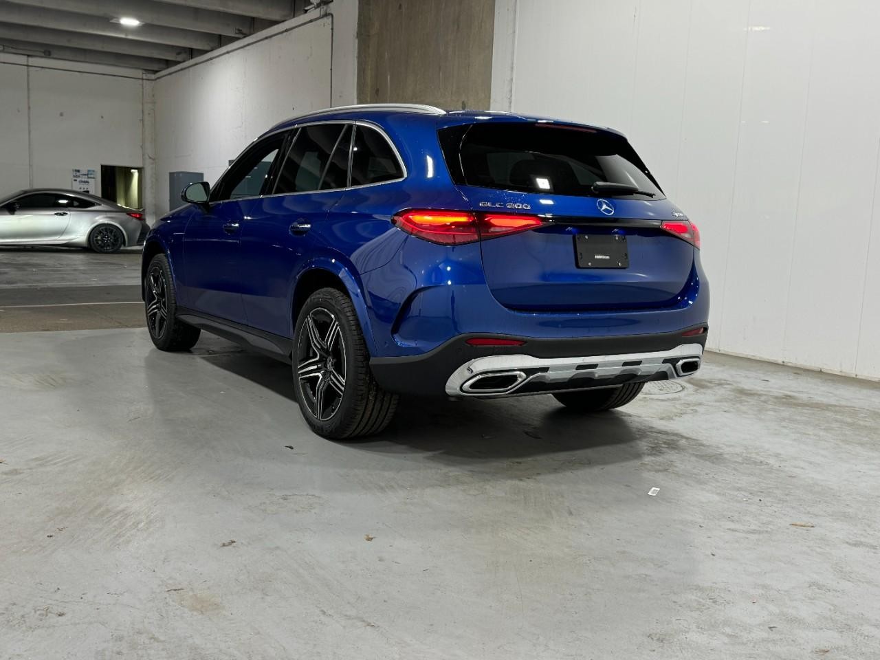 Mercedes-Benz GLC Vehicle Full-screen Gallery Image 3