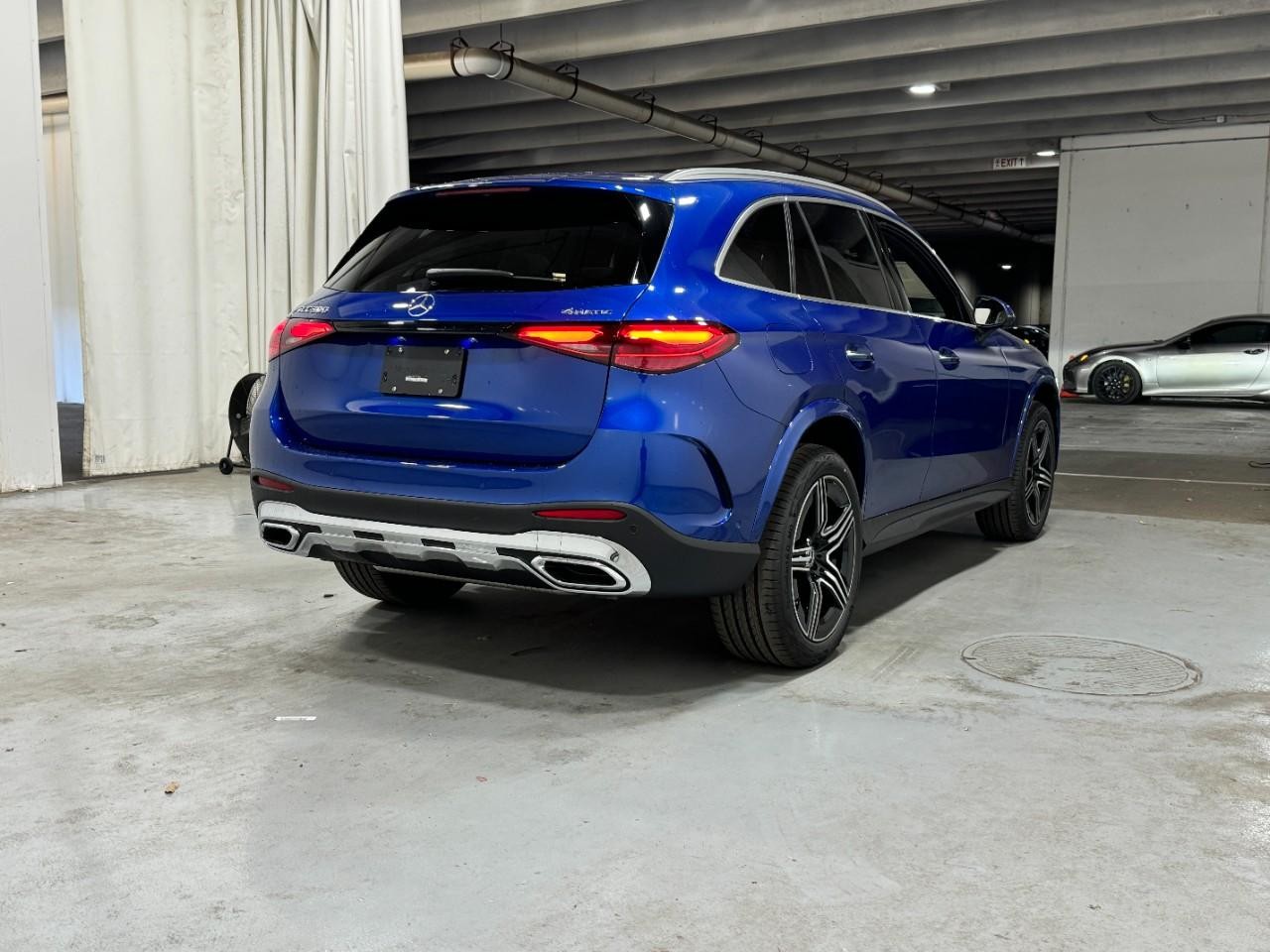 Mercedes-Benz GLC Vehicle Full-screen Gallery Image 4