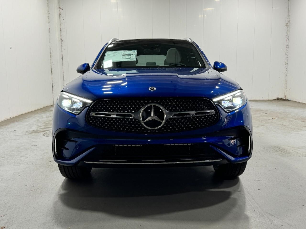 Mercedes-Benz GLC Vehicle Full-screen Gallery Image 7