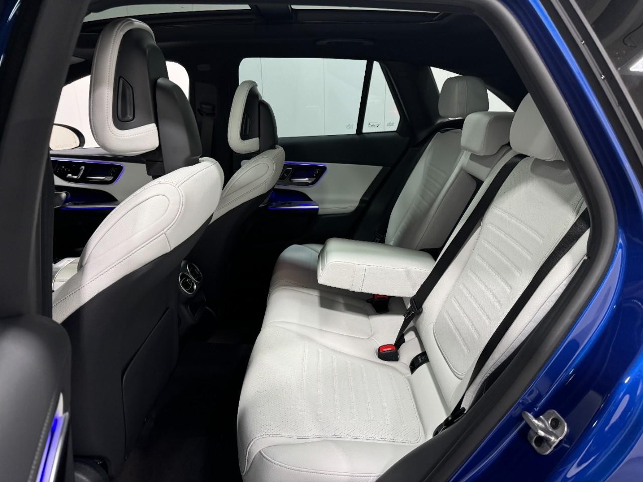 Mercedes-Benz GLC Vehicle Full-screen Gallery Image 8