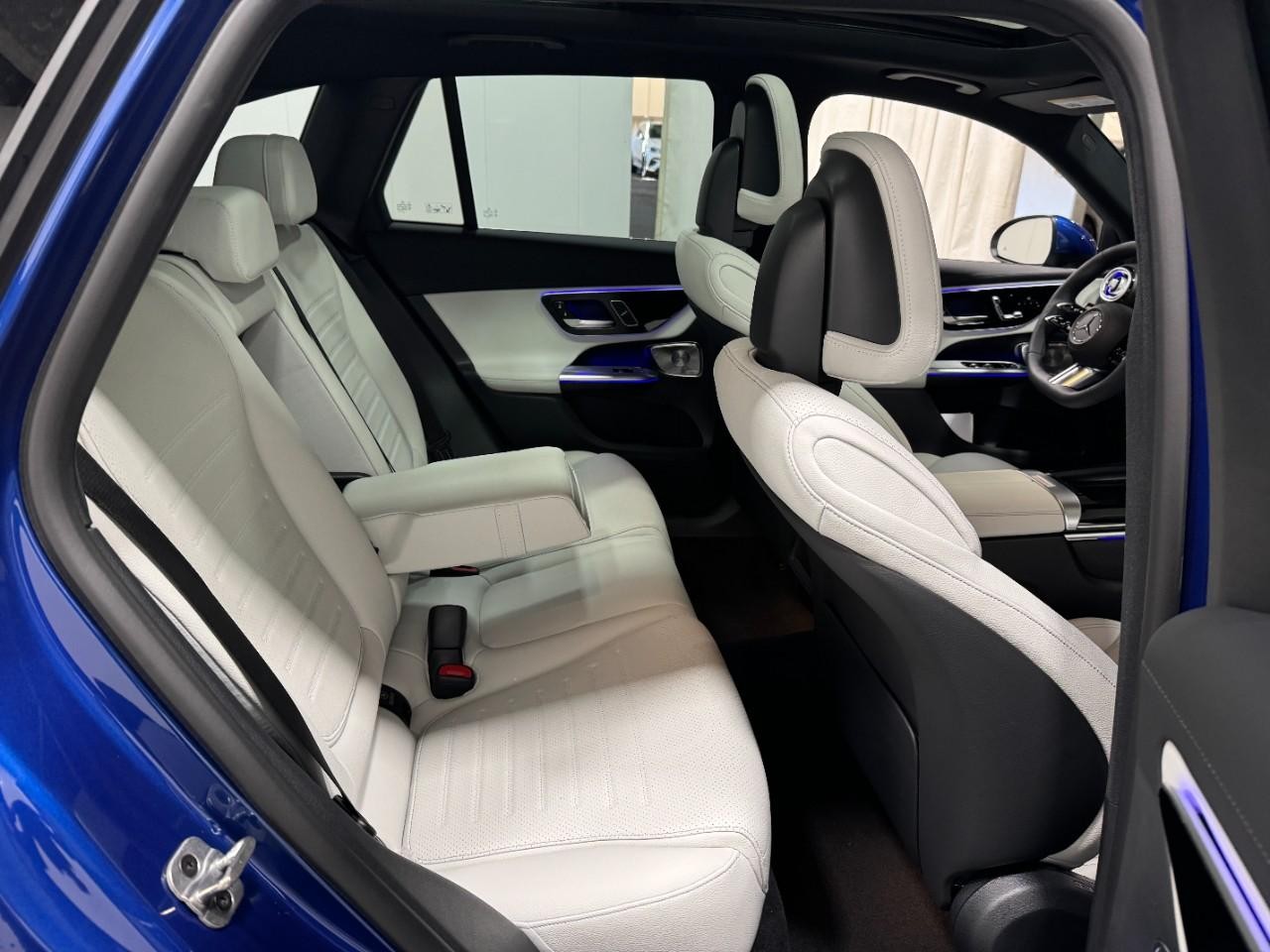 Mercedes-Benz GLC Vehicle Full-screen Gallery Image 10