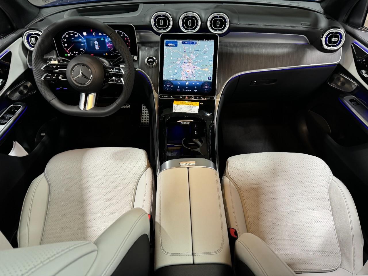 Mercedes-Benz GLC Vehicle Full-screen Gallery Image 12