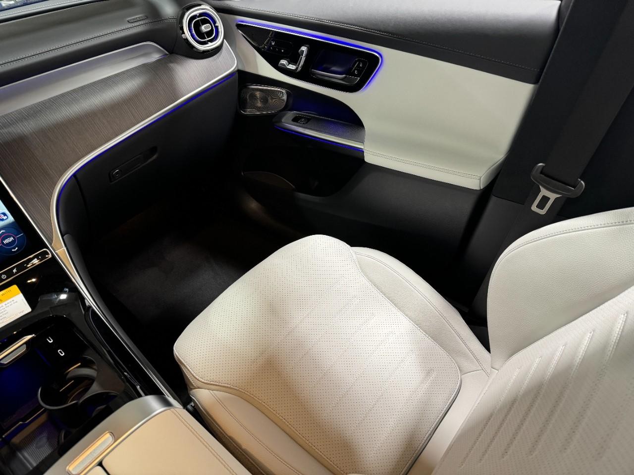 Mercedes-Benz GLC Vehicle Full-screen Gallery Image 15