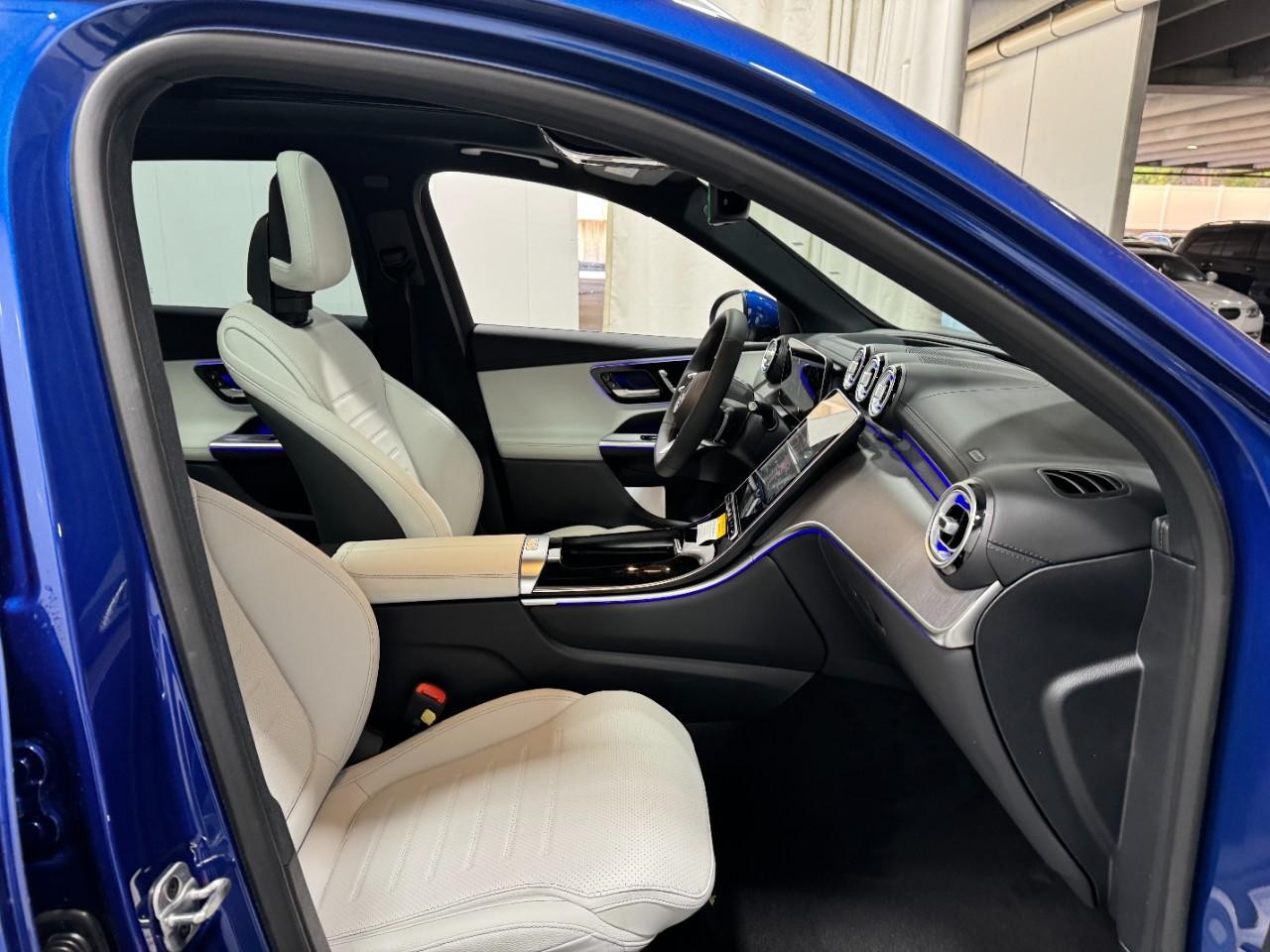 Mercedes-Benz GLC Vehicle Full-screen Gallery Image 16