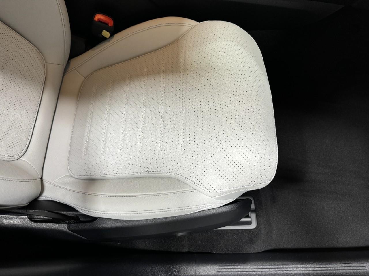 Mercedes-Benz GLC Vehicle Full-screen Gallery Image 17