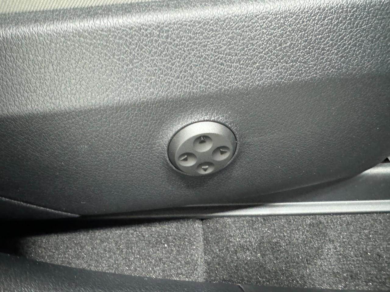 Mercedes-Benz GLC Vehicle Full-screen Gallery Image 18