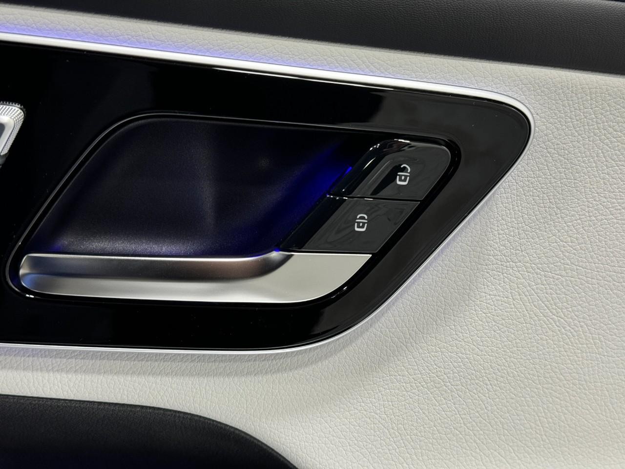 Mercedes-Benz GLC Vehicle Full-screen Gallery Image 20