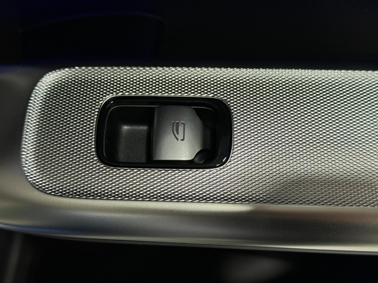 Mercedes-Benz GLC Vehicle Full-screen Gallery Image 21