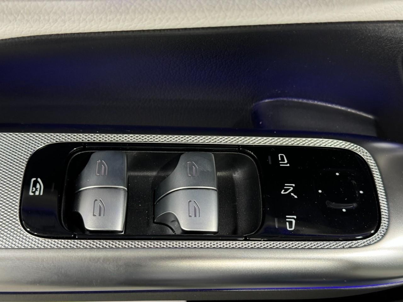 Mercedes-Benz GLC Vehicle Full-screen Gallery Image 24