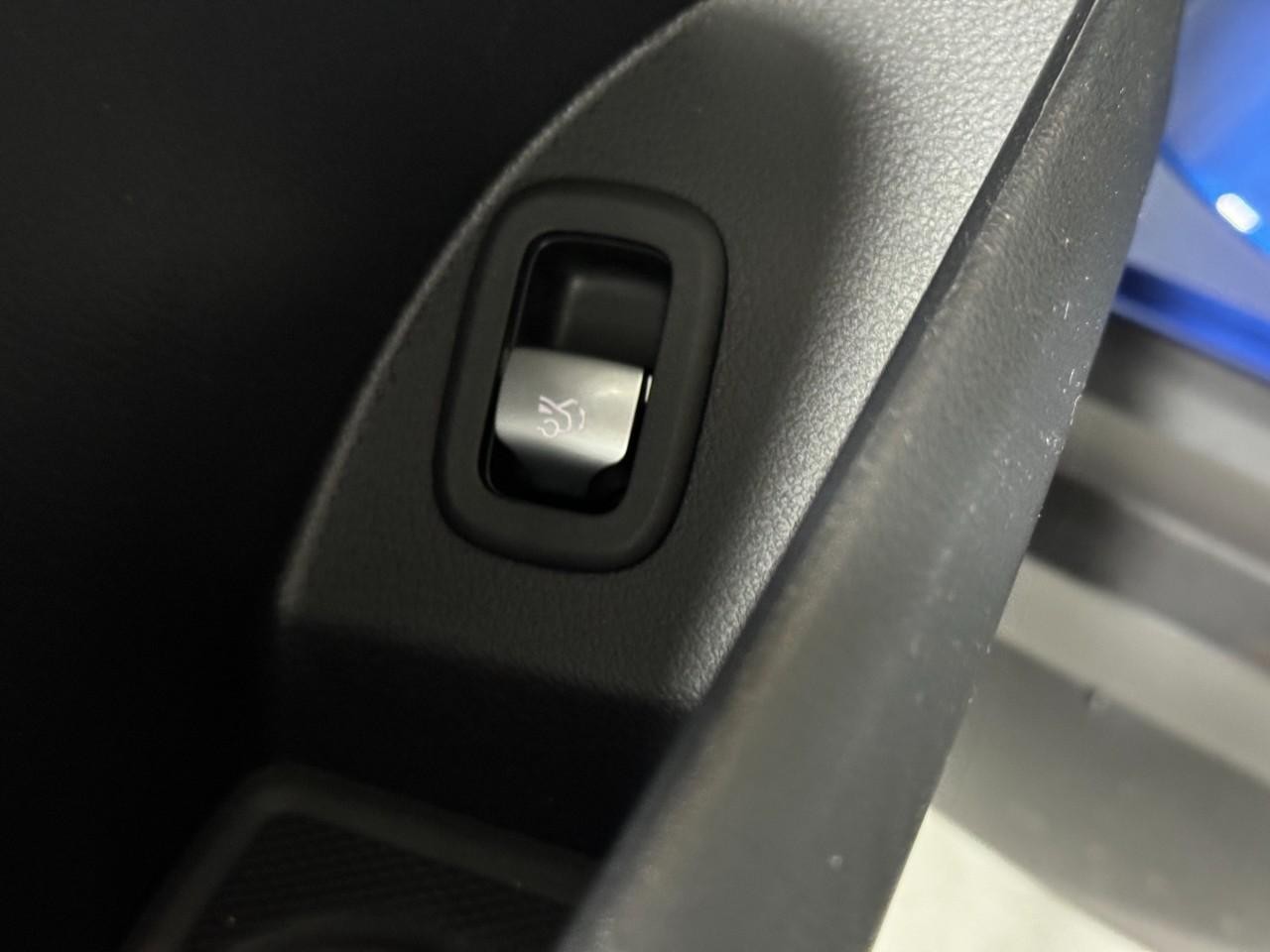 Mercedes-Benz GLC Vehicle Full-screen Gallery Image 26