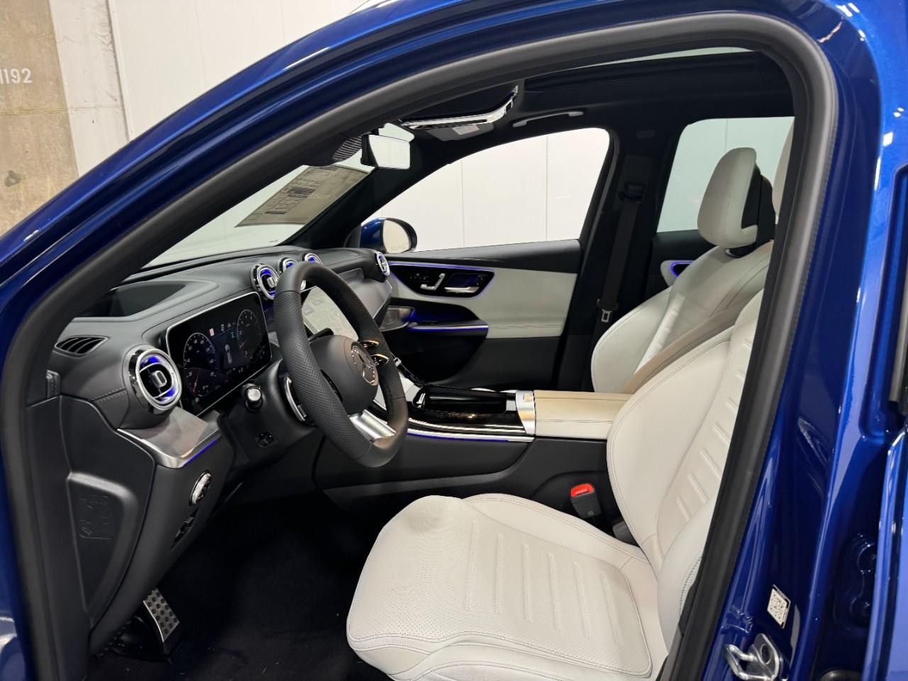 Mercedes-Benz GLC Vehicle Full-screen Gallery Image 27