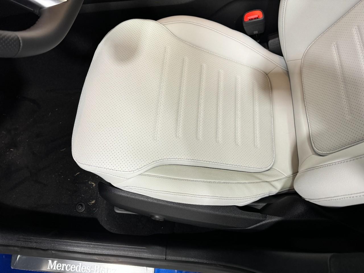 Mercedes-Benz GLC Vehicle Full-screen Gallery Image 28